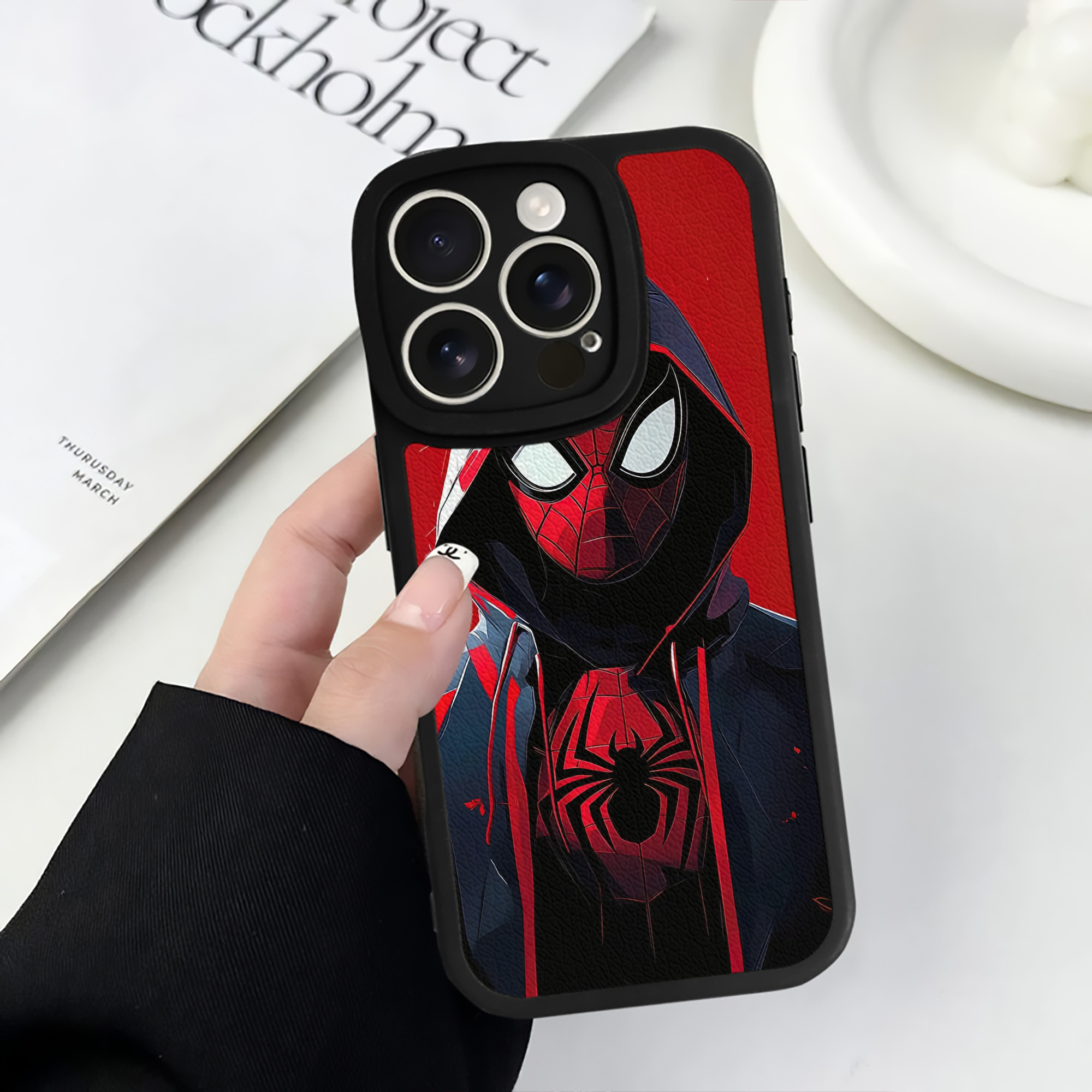 Spider Man スパイダーマン 【iPhone 16シリーズ対応】シリコンスマホケース（レザー調） 材質：シリコン